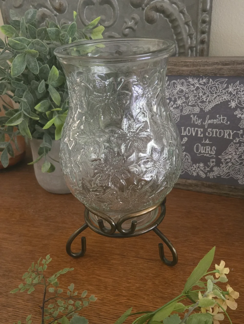 Princess House Fantasia Embossed Glass Vase with Bronze-Tone Metal Stand